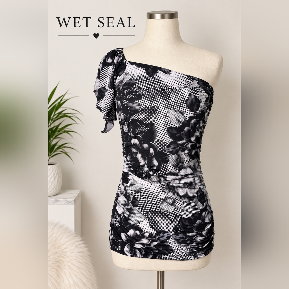 Wet Seal Women One-Shoulder Black & White Medium Floral Top